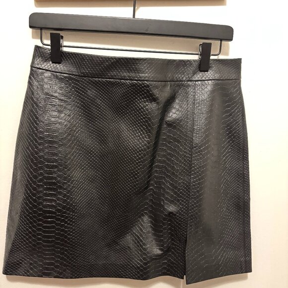 Aritizia black rattlesnake print mini skirt - Wilfred Patio Mini Skirt - Picture 5 of 7